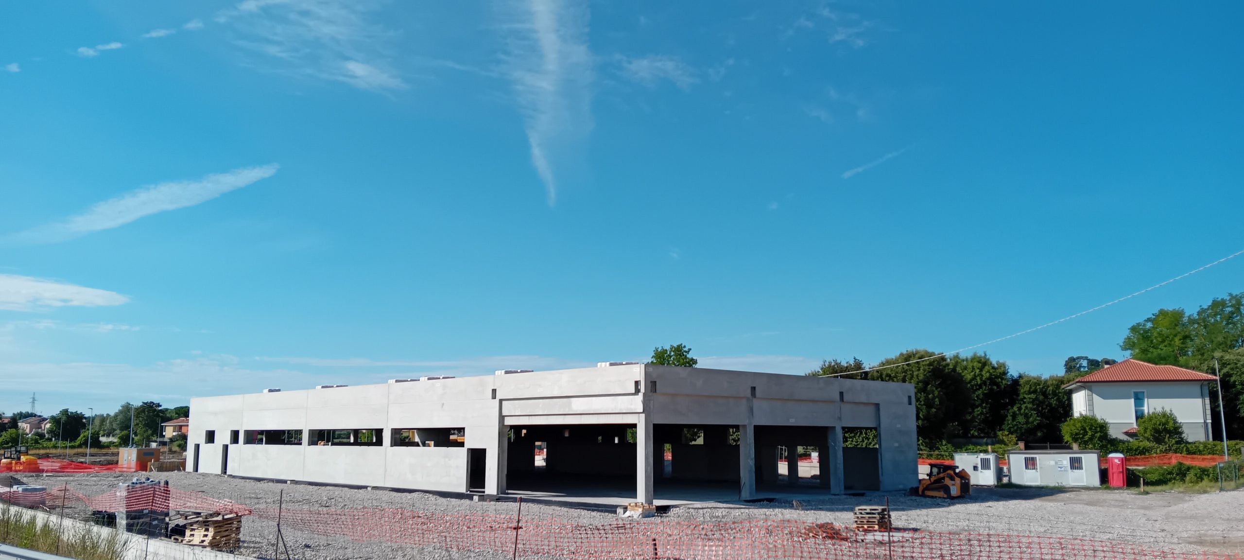 Un edificio commerciale in fase di realizzazione